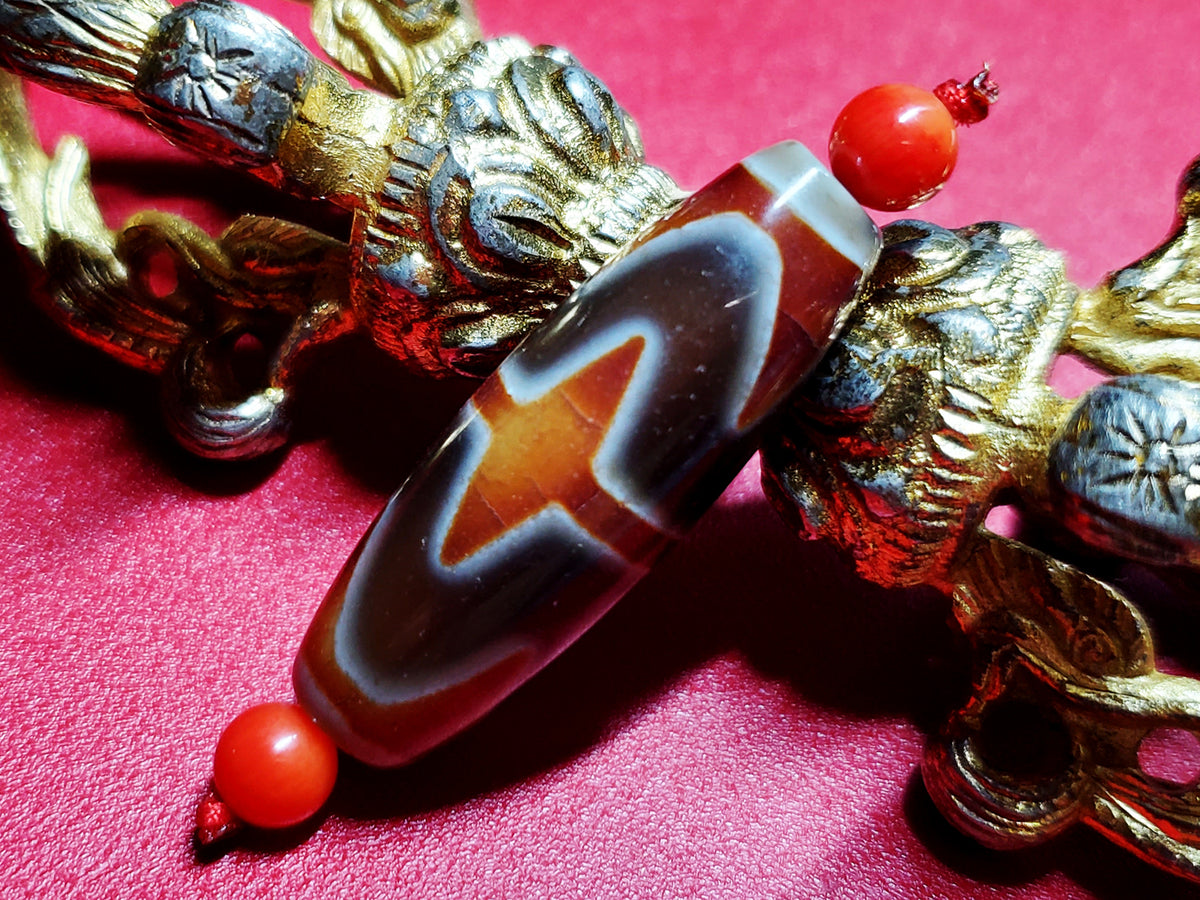 赤財神天珠・双虎牙天珠／約38×12mm前後 – 天然石の店 ふうちゃん