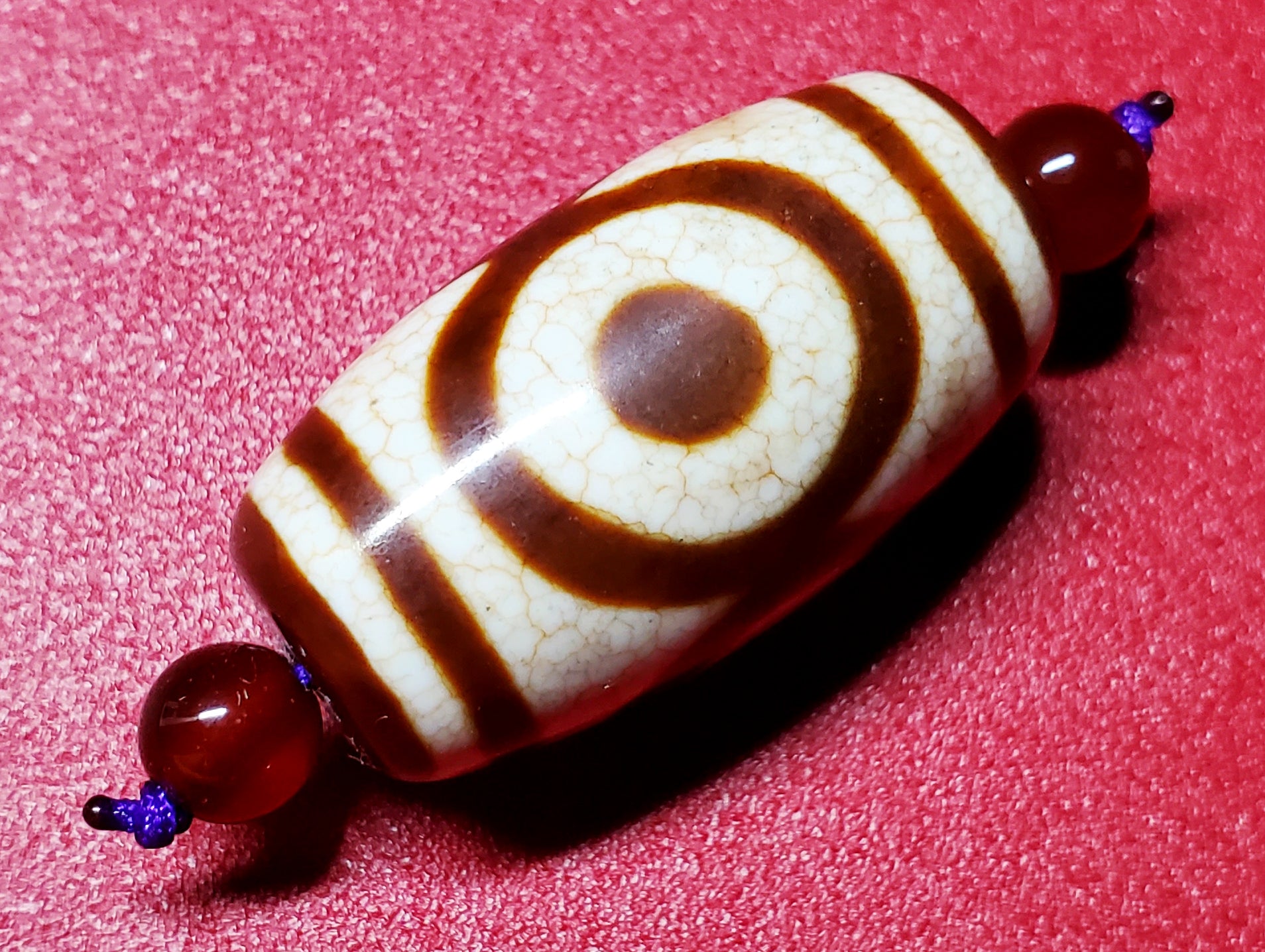 チベットビーズ老天珠 天然石 品名:赤龍紋 虎牙三眼 上肯天珠・虎牙三眼天珠 – 天然石の店 ふうちゃん