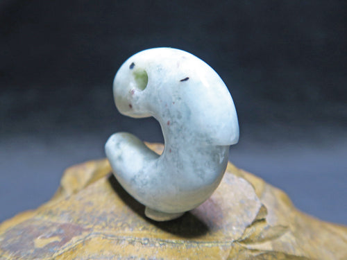 糸魚川翡翠飛龍勾玉４０mm　伝統工芸士作品 日本翡翠・糸魚川産・飛龍勾玉 – 天然石の店 ふうちゃん