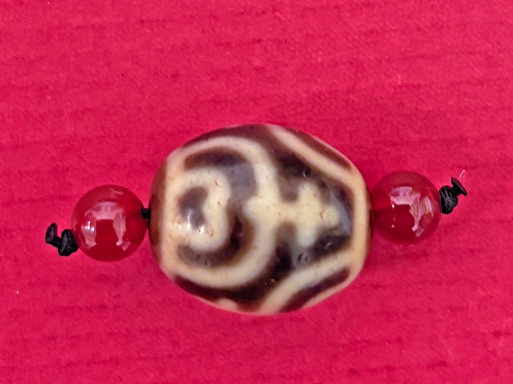 865　天珠　亀甲長壽蓮花宝瓶天珠　紅玉髄.貴重　珍品　dzibeads！ 蓮花宝瓶天珠・老礦伝承天珠 – 天然石の店 ふうちゃん