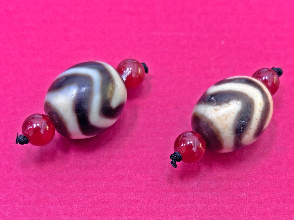 水紋虎牙 天珠 Dzi bead ① 水紋虎牙天珠・老礦伝承天珠 – 天然石の店 ふうちゃん