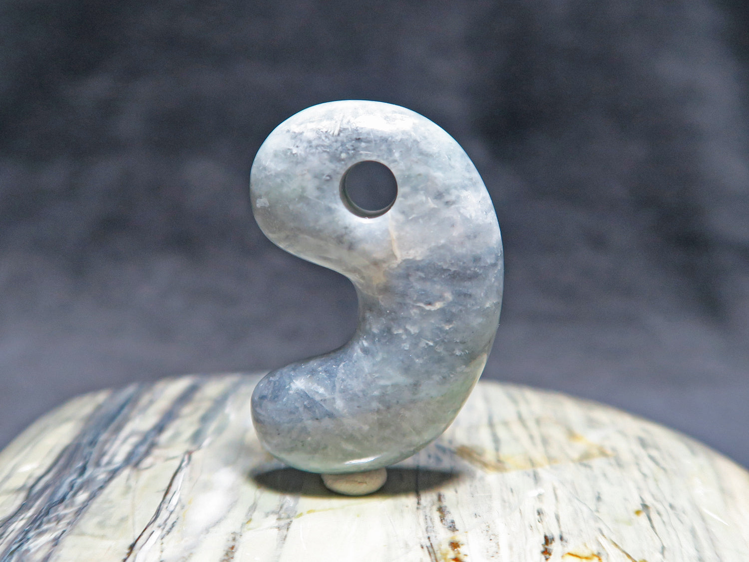 糸魚川翡翠 勾玉 金山谷産 陽春作 日本翡翠・糸魚川産・古代型・本勾玉（